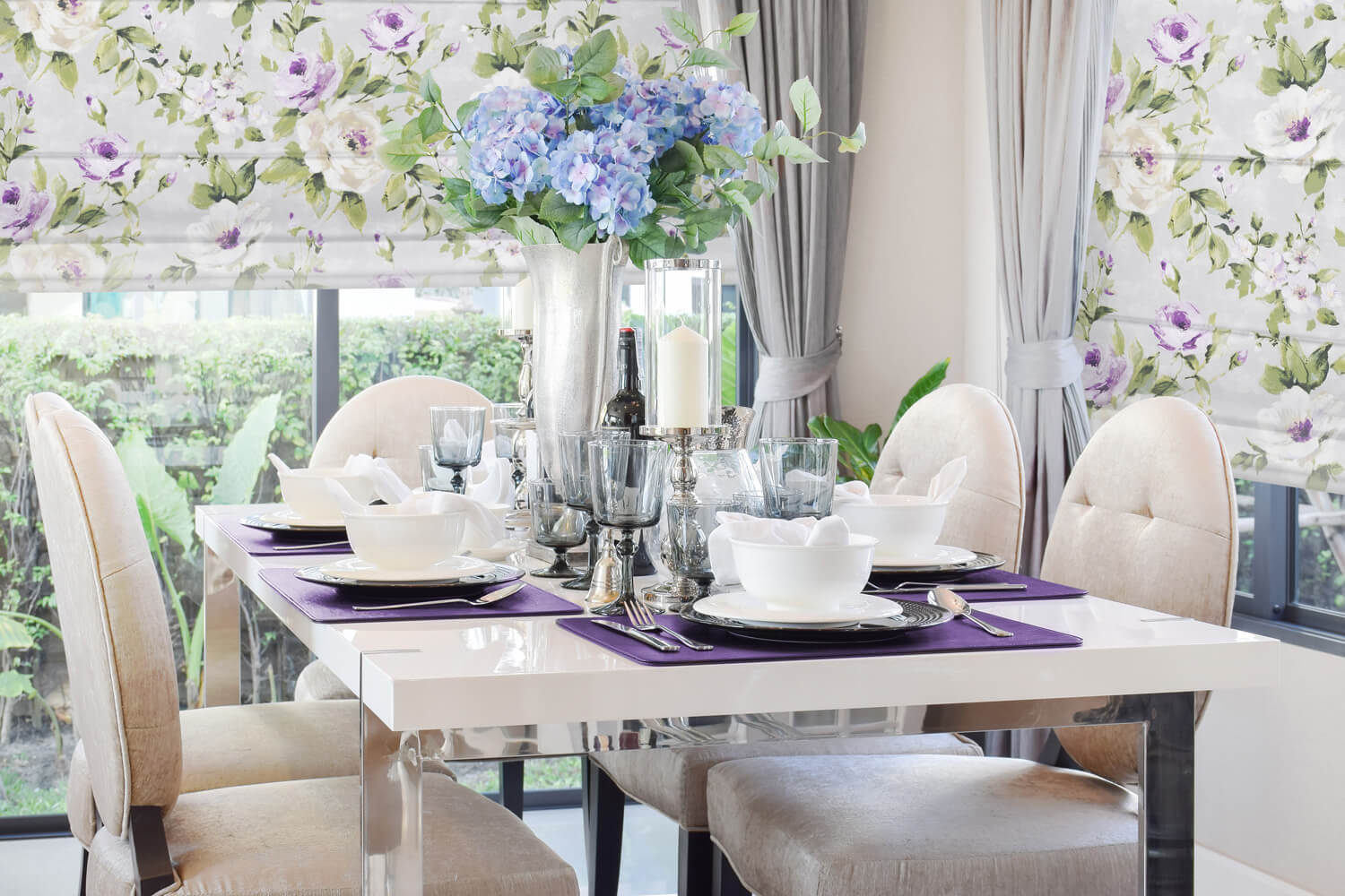 Kiedy warto wybrać rolety rzymskie zamiast zasłon?