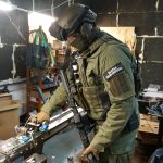 Funkcjonariusze w akcji_5 (garaż)