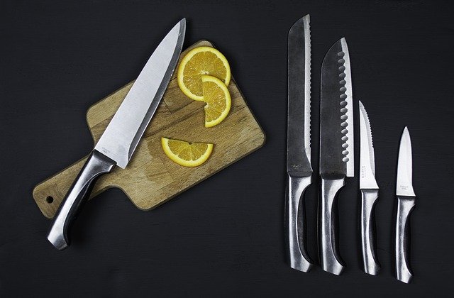 Japońskie noże kuchenne charakteryzują się…