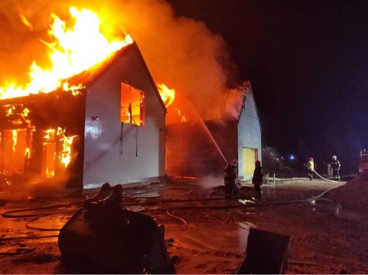 Nocny pożar domu. 11 zastępów straży w akcji