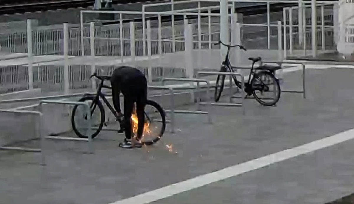 Na filmie wyraźnie widać, jak kradnie rower