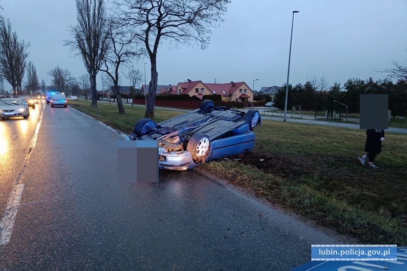 Stracił panowanie nad autem i dachował