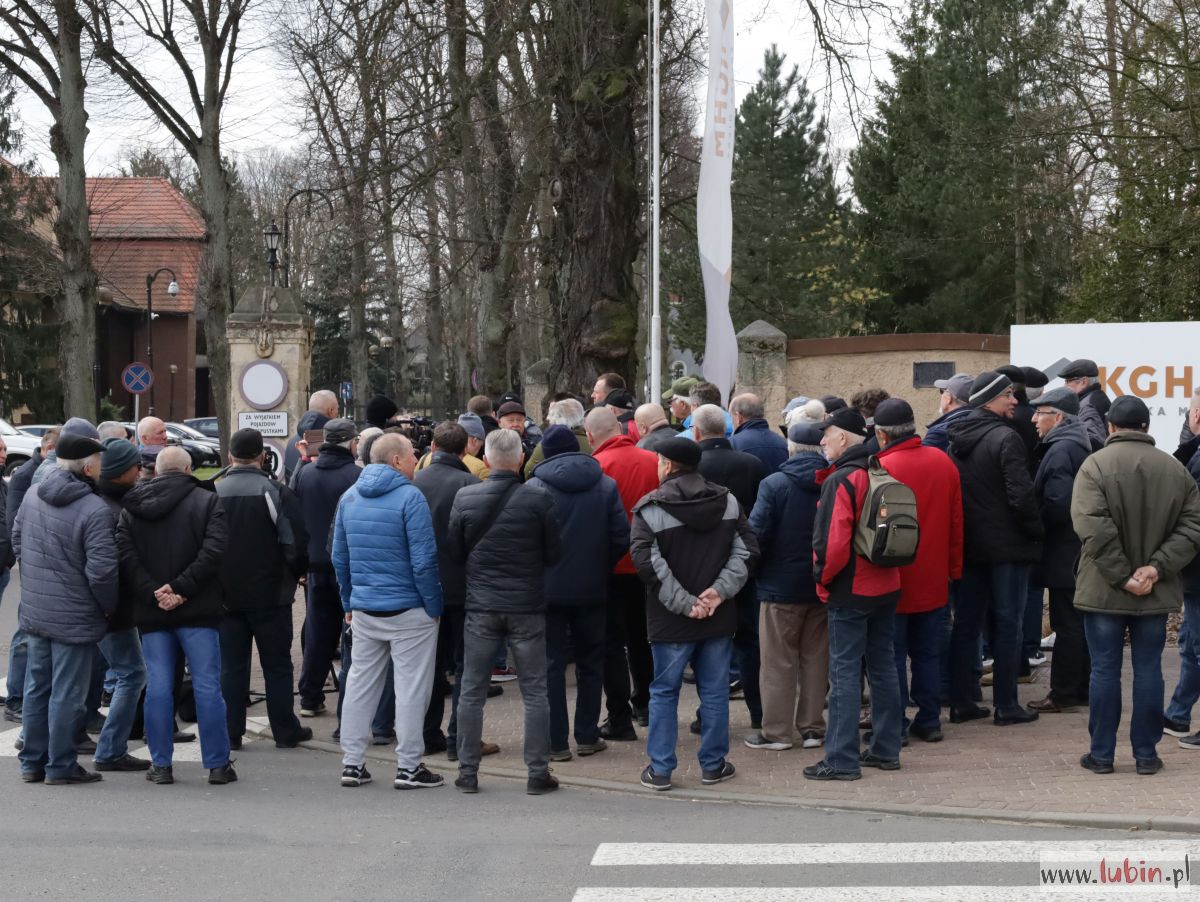 Emeryci z ZG Lubin znów protestowali przed bramą KGHM