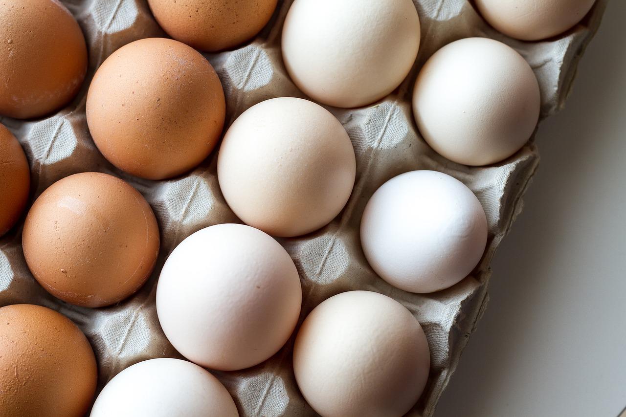 Sieci handlowe rezygnują z jaj od kur z chowu klatkowego