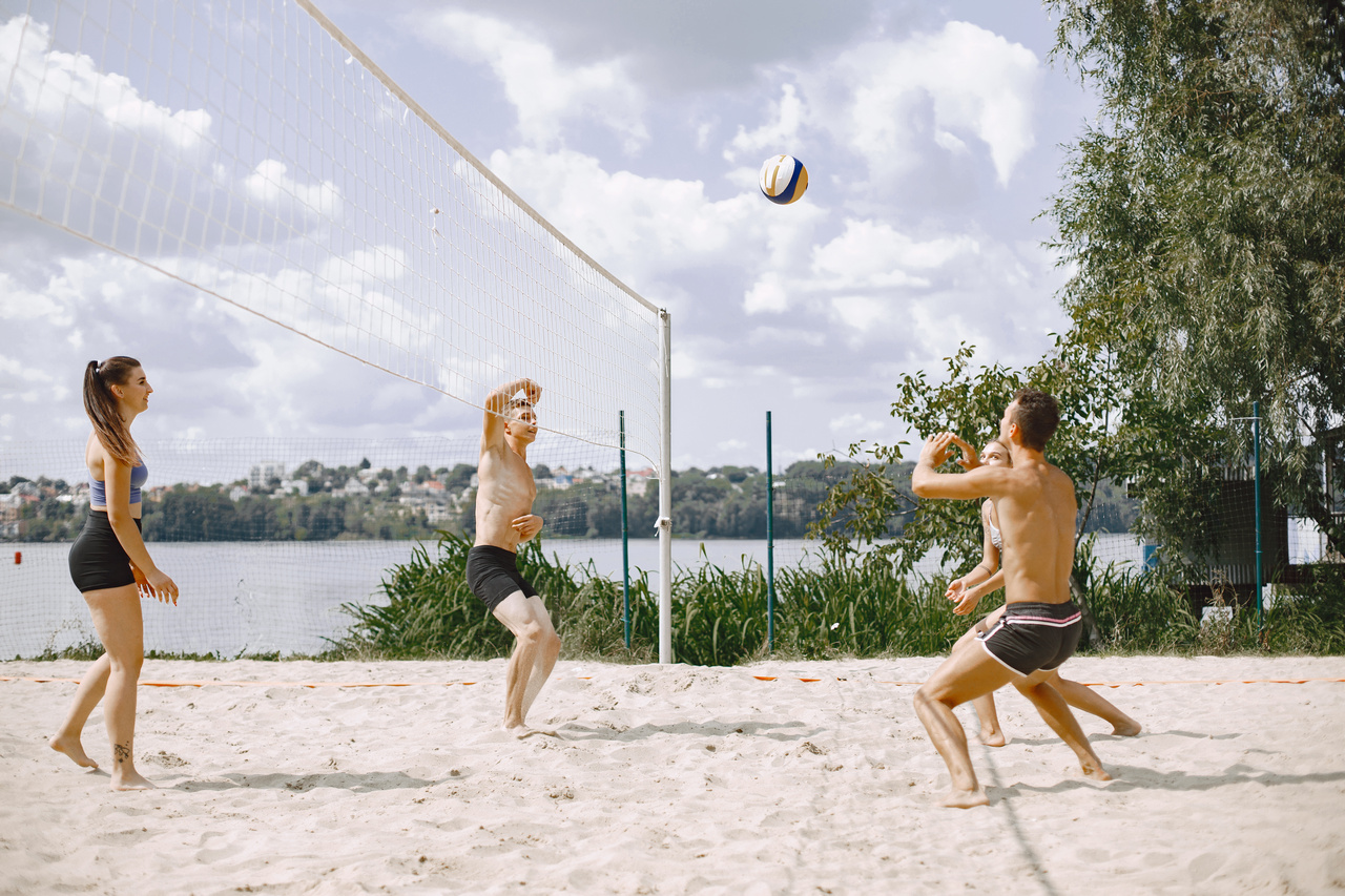 Jakie są zasady gry w piłkę plażową?