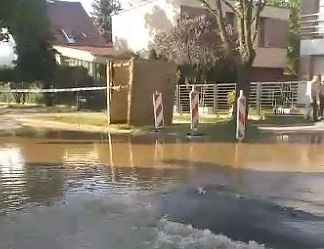 Uszkodzony rurociąg, część miasta bez wody