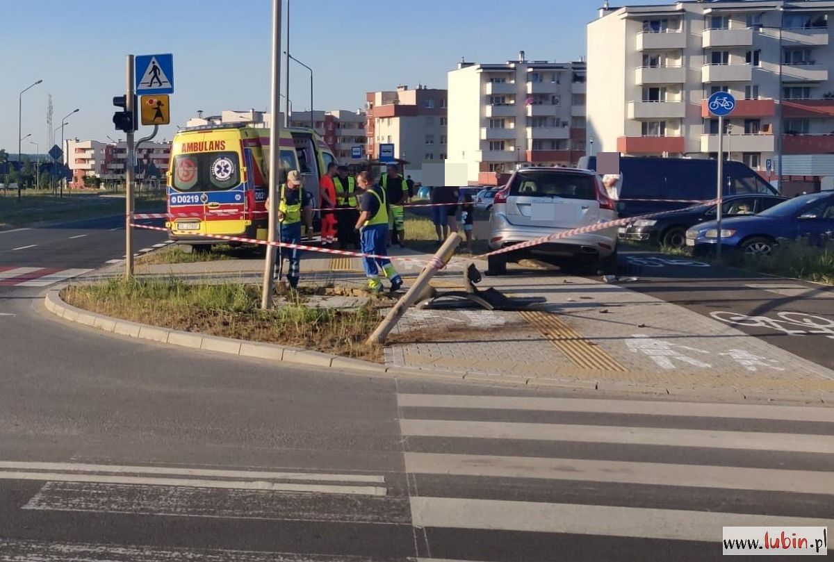 Zemdlała za kierownicą, uderzyła w latarnię i sygnalizację