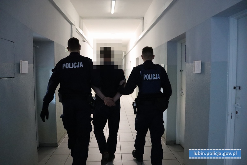 Ukradł czekoladki, potem groził sekatorem
