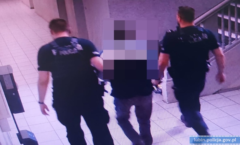 Pojechał pijany, bo skończyły mu się papierosy