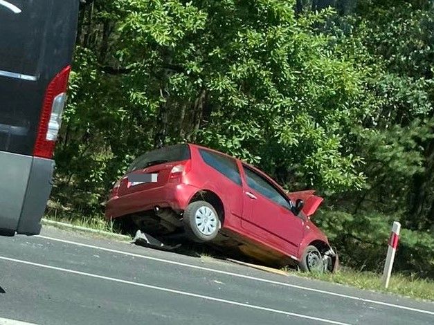 Auto w rowie, kierująca w szpitalu