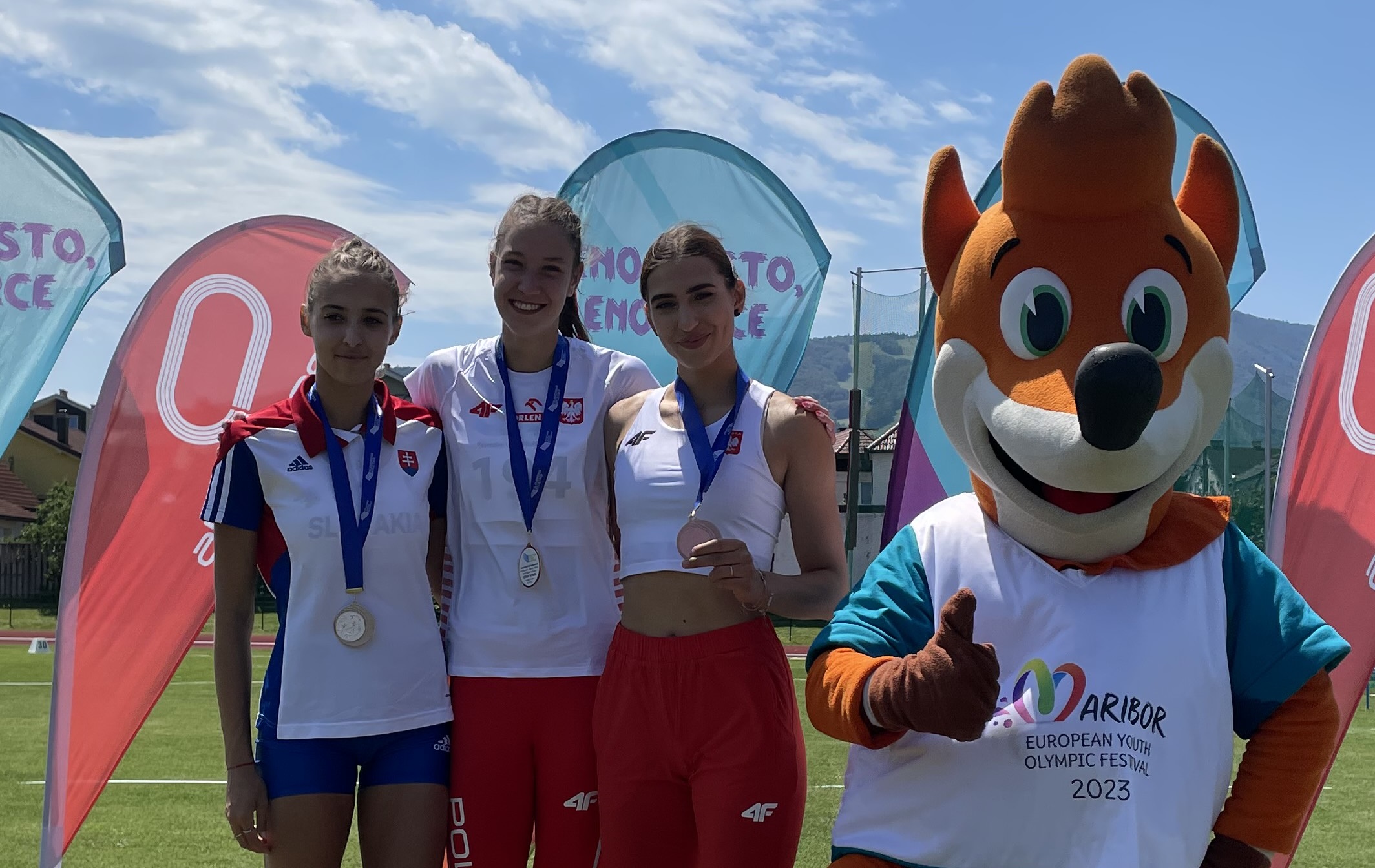 Emilia Wawrowska na podium w barwach reprezentacji kraju