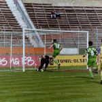 Paweł Piotrowski z 10 na plecach uderza głową na bramkę przeciwnika kwiecień 1997 r. Fot. Jerzy Kosiński
