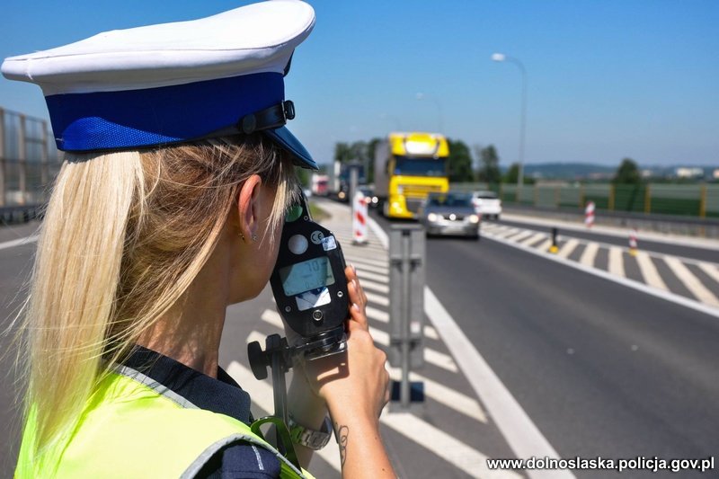 Przez cały weekend więcej policji na drogach