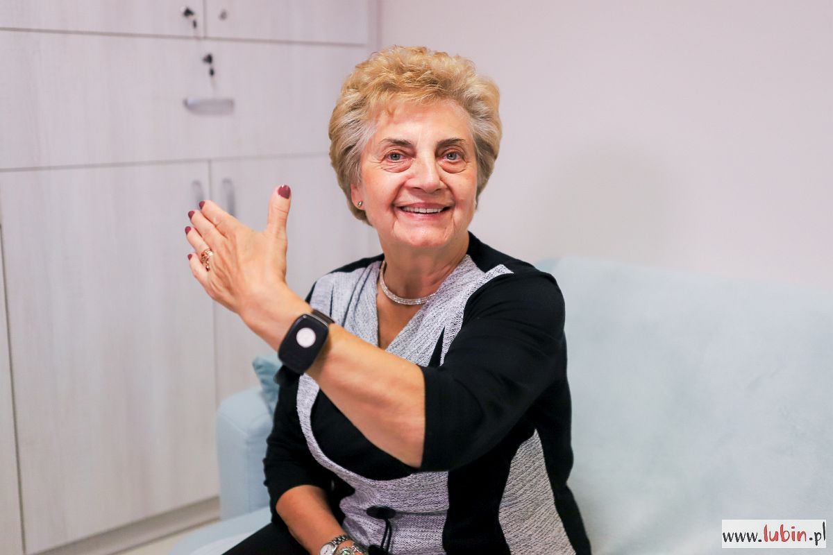 Lubińscy seniorzy z opaskami, które ratują życie