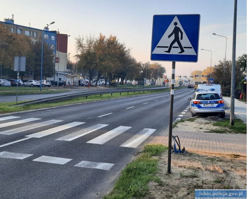 Pieszy potrącony na pasach. Nośmy odblaski!