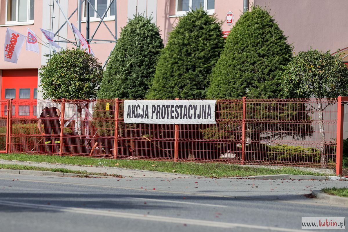 Strażacy protestują: za niskie pensje, za mało pieniędzy na działalność służby