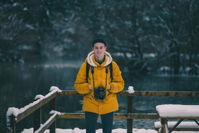 Stylowe kurtki zimowe dla mężczyzn – co nosić w tym sezonie?