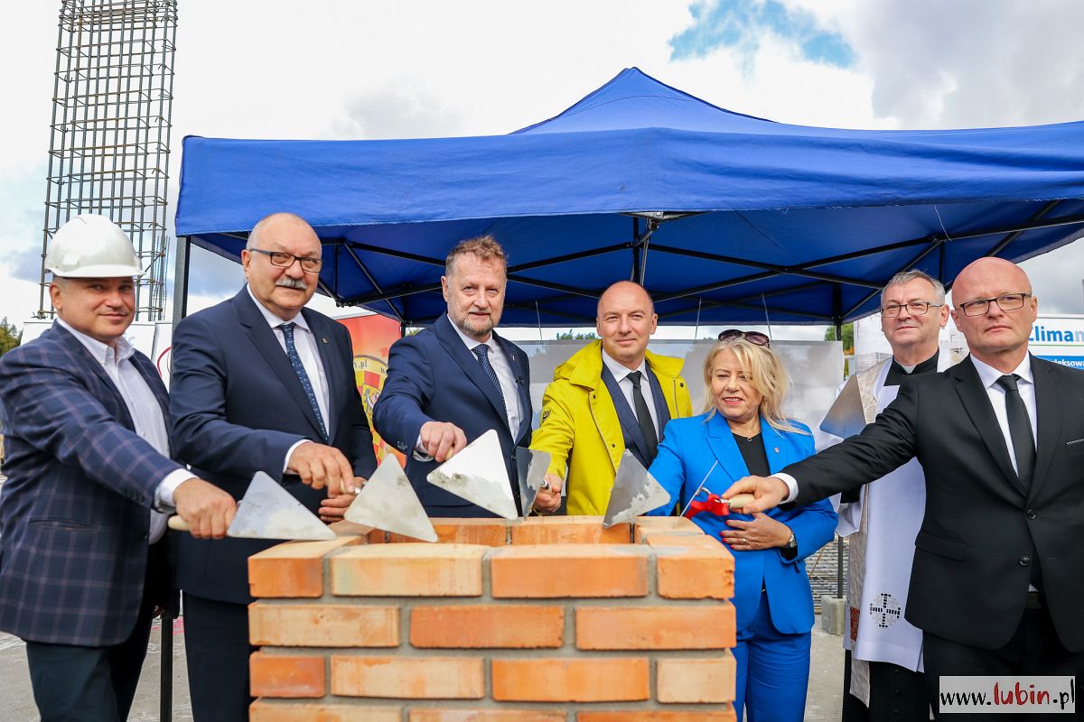 Fundamenty wylane, kamień węgielny wmurowany