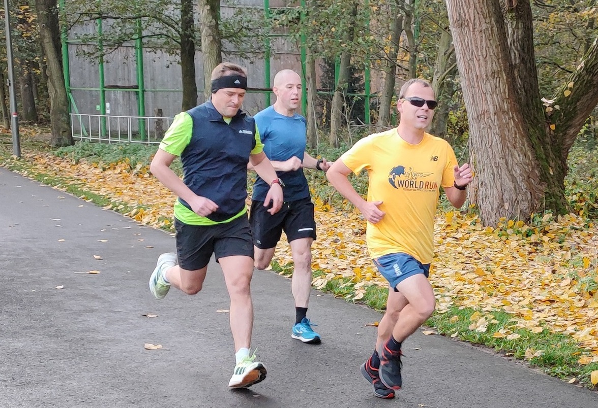 Parkrunowcy w jesiennym klimacie