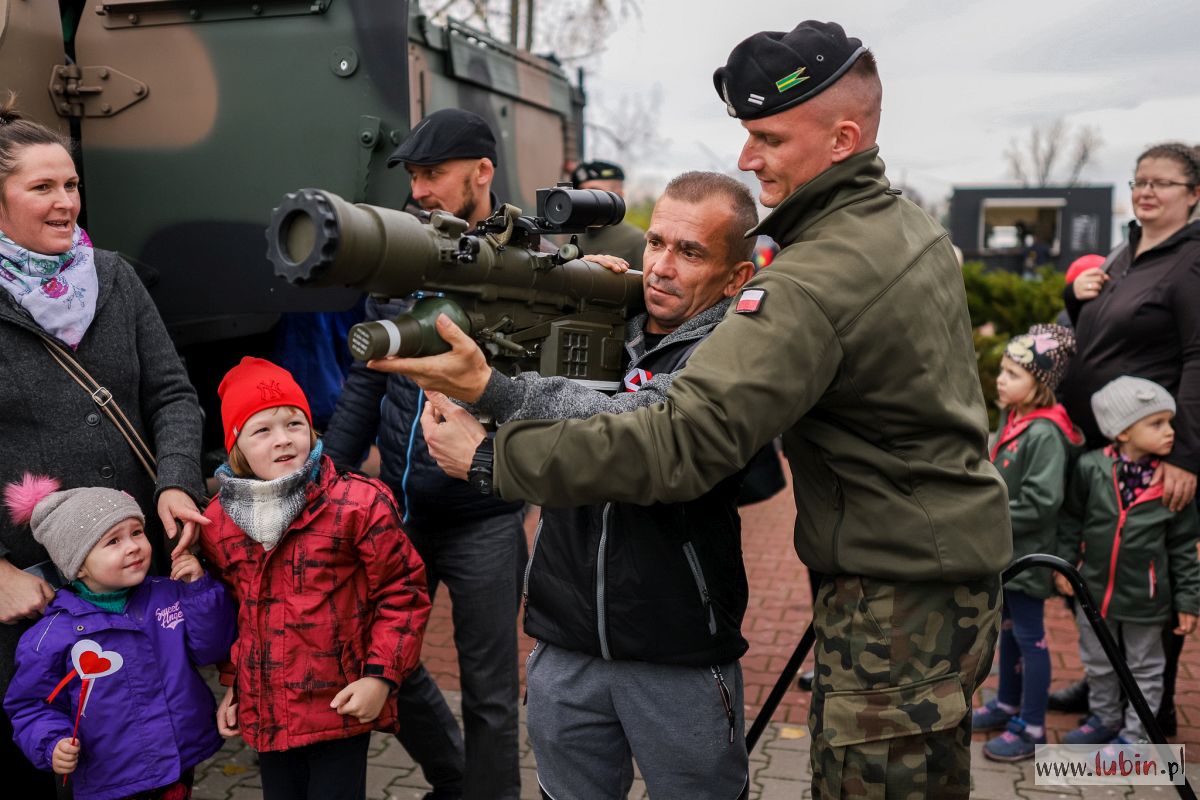 Żołnierze, sprzęt wojskowy i wspólne śpiewanie