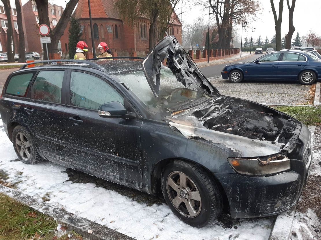 Pożar auta przed galerią