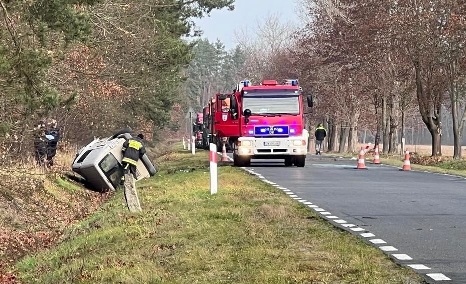 Wypadek zakończony dachowaniem