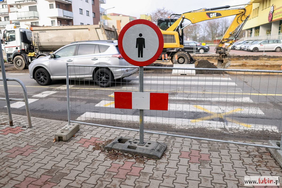 Przechodzą, chociaż zamknięte