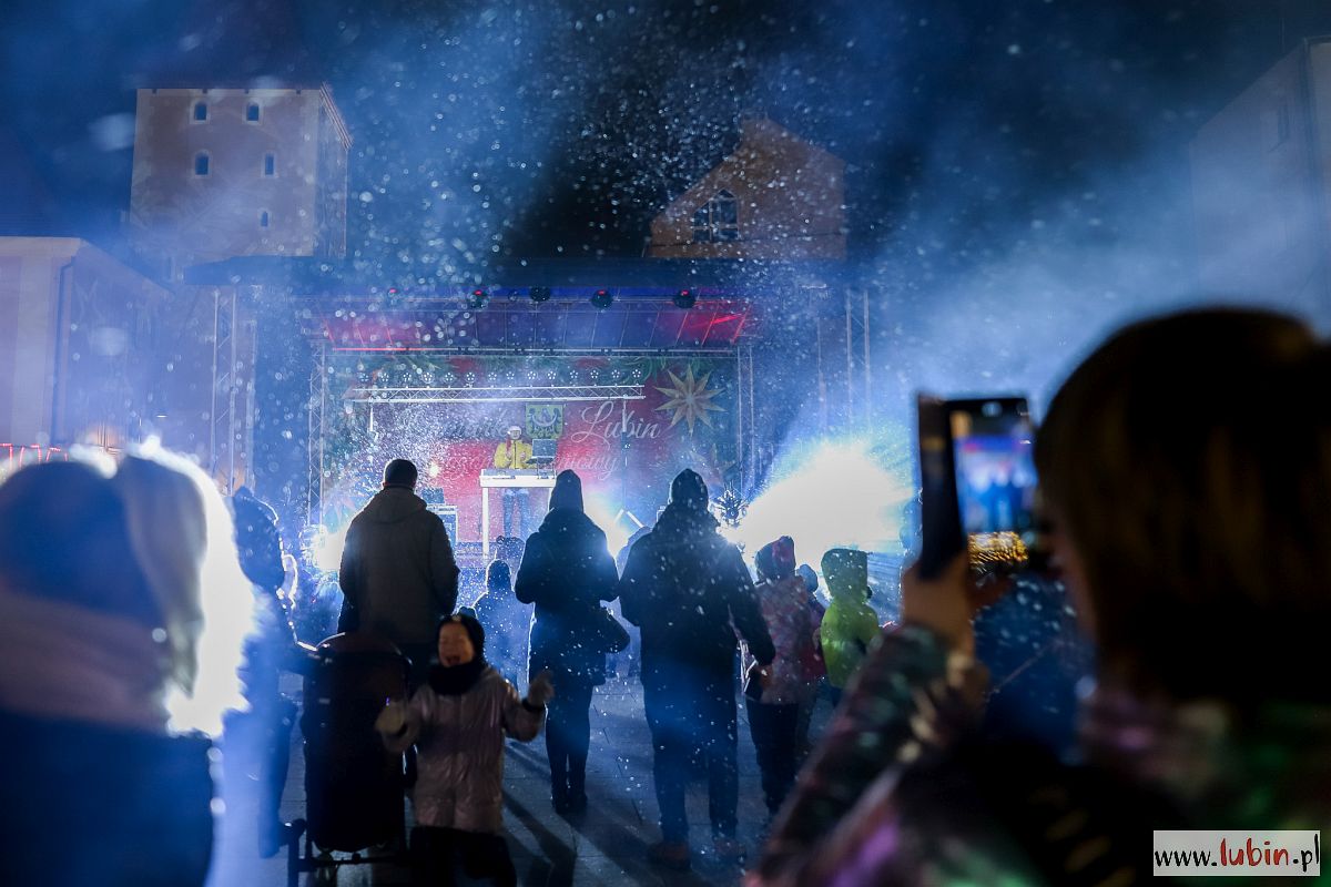 Zabawa w śniegu na lubińskim rynku