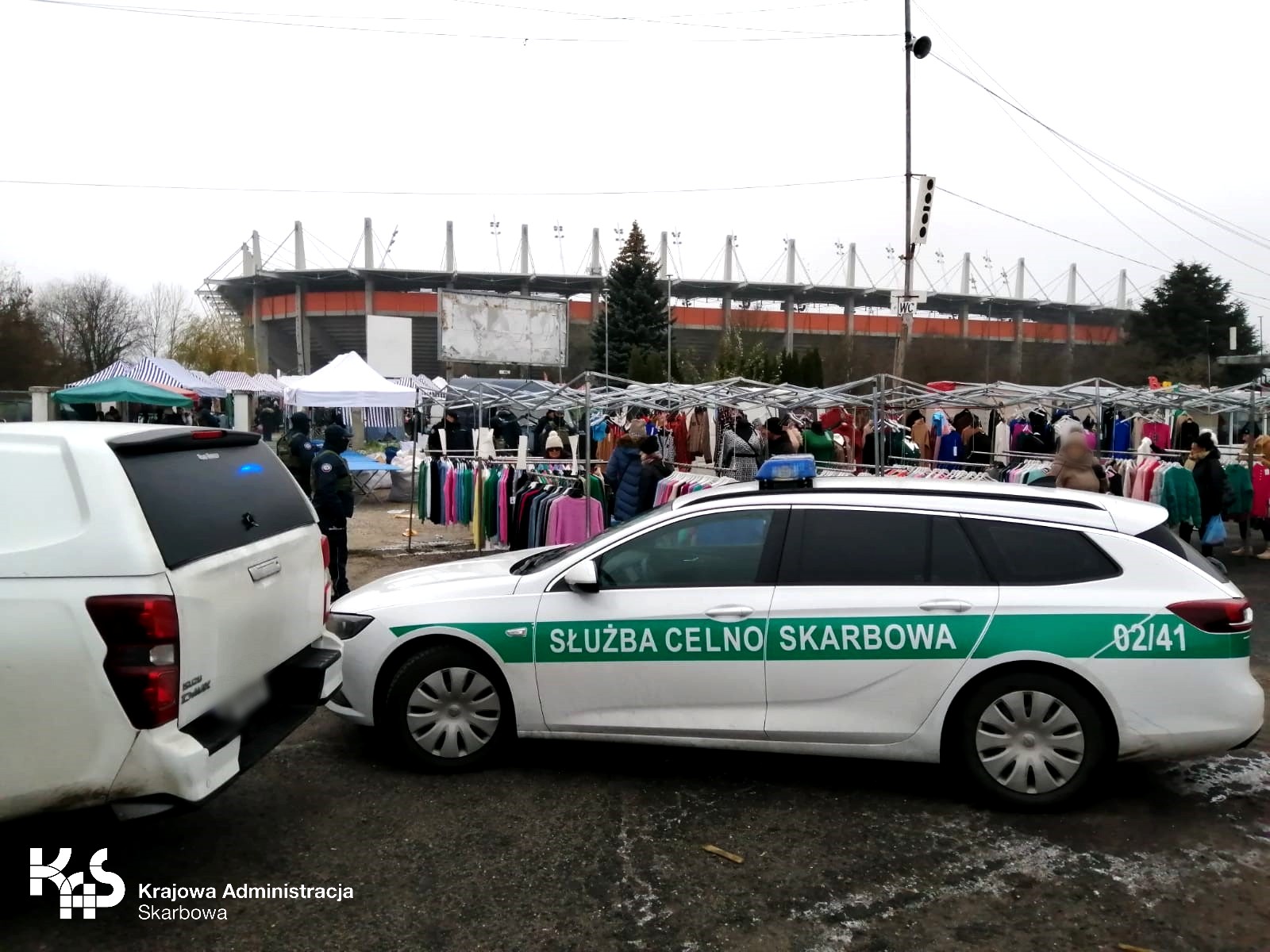 Podrobiona odzież i nielegalne papierosy na lubińskiej giełdzie