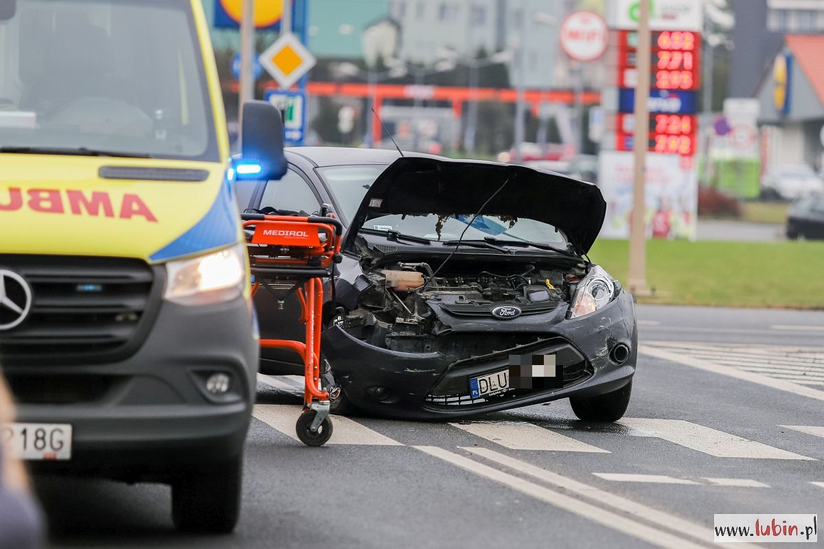 Osobówka zderzyła się z karetką