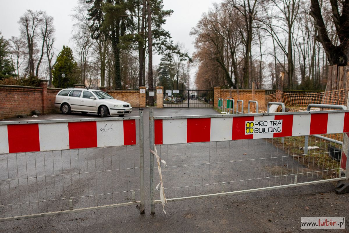 Uwaga, na cmentarz tylko jedną bramą
