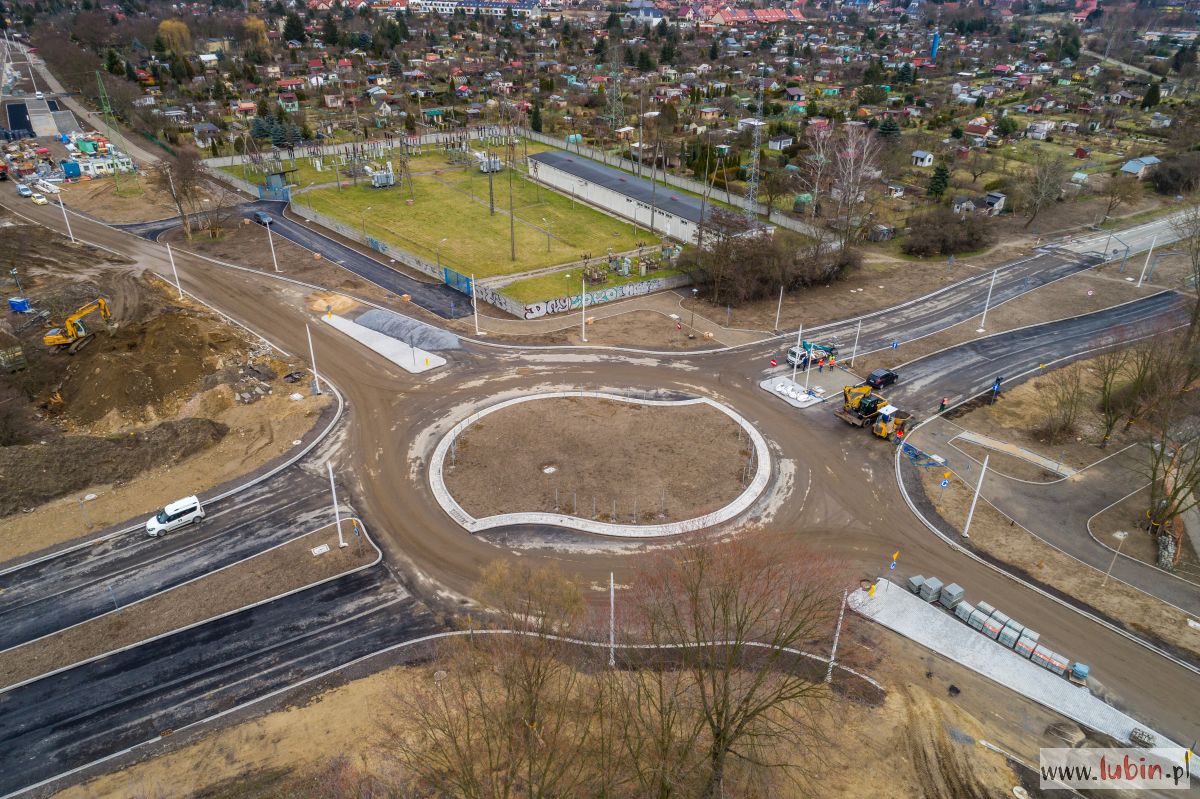 Na nowym rondzie pracują brukarze [GALERIA]