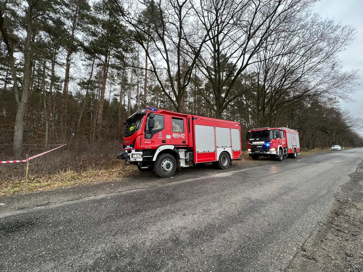 Niebezpieczna substancja wyrzucona przy drodze