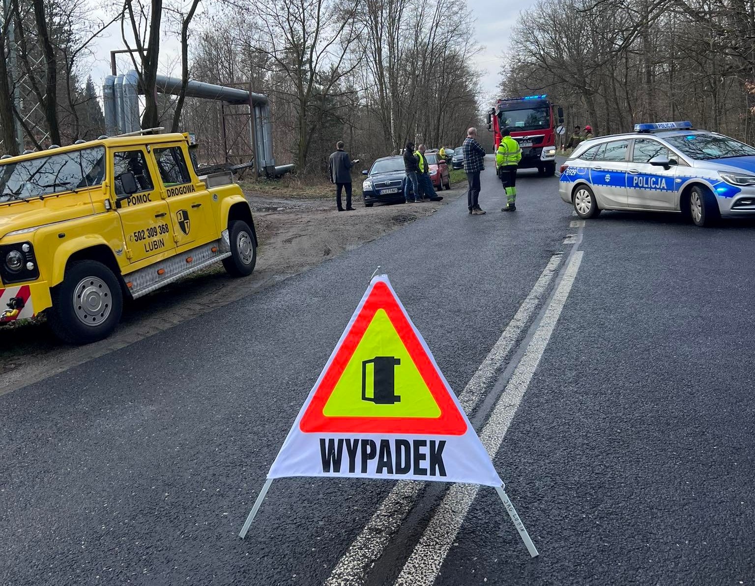 Coś rozlało się na drodze, jest bardzo ślisko