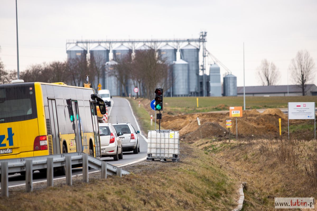 Ruch wahadłowy na drodze do Krzeczyna Wielkiego [GALERIA]