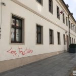wandal-zniszczona-sciana-ratusza (4)