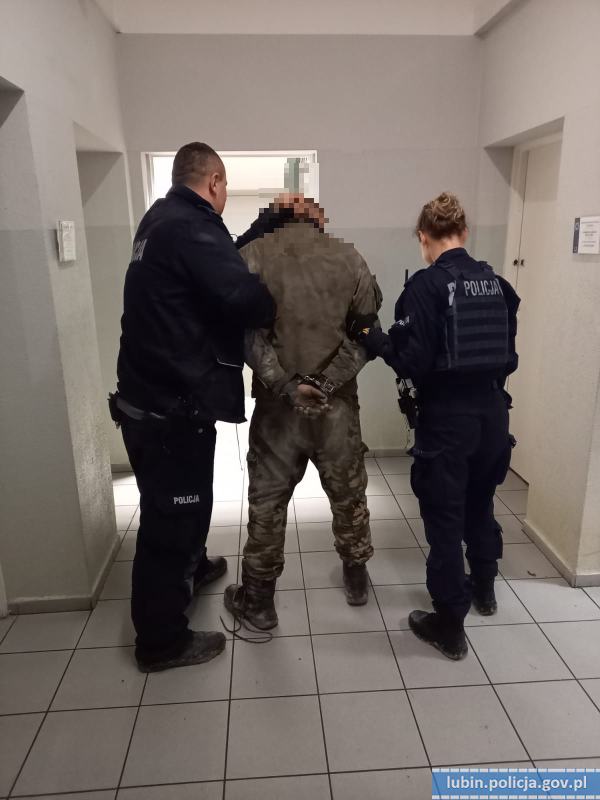 Schował się pod naczepą… szukając zasięgu