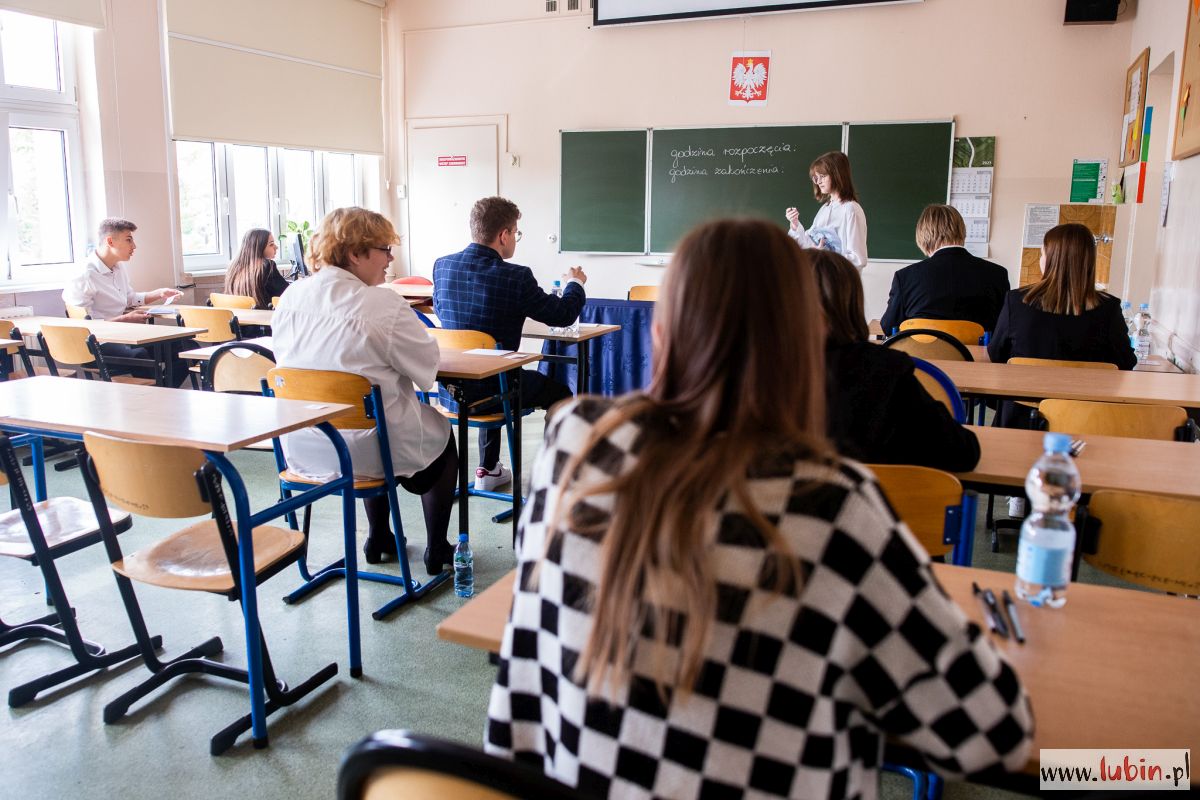 Ósmoklasiści rozpoczęli egzaminy. Na początek język polski