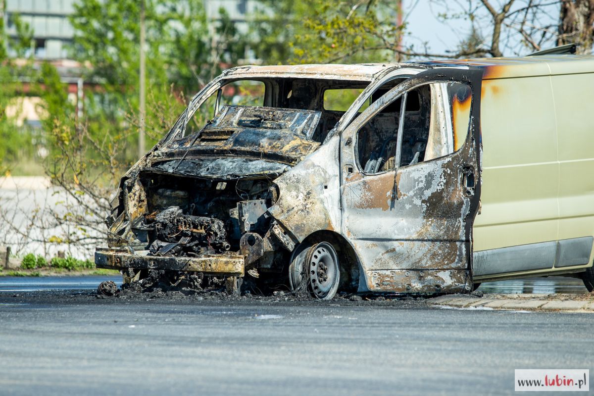 Płonący bus przy wyjeździe z miasta