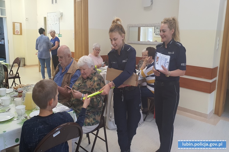 Policjantki na spotkaniu z seniorami