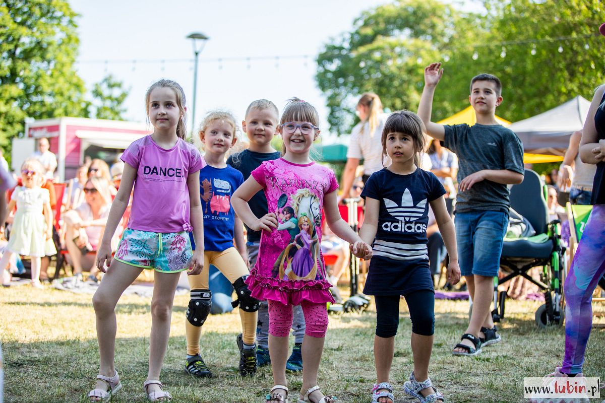 Mnóstwo śmiechu i zabawy na dziedzińcu Narodowej