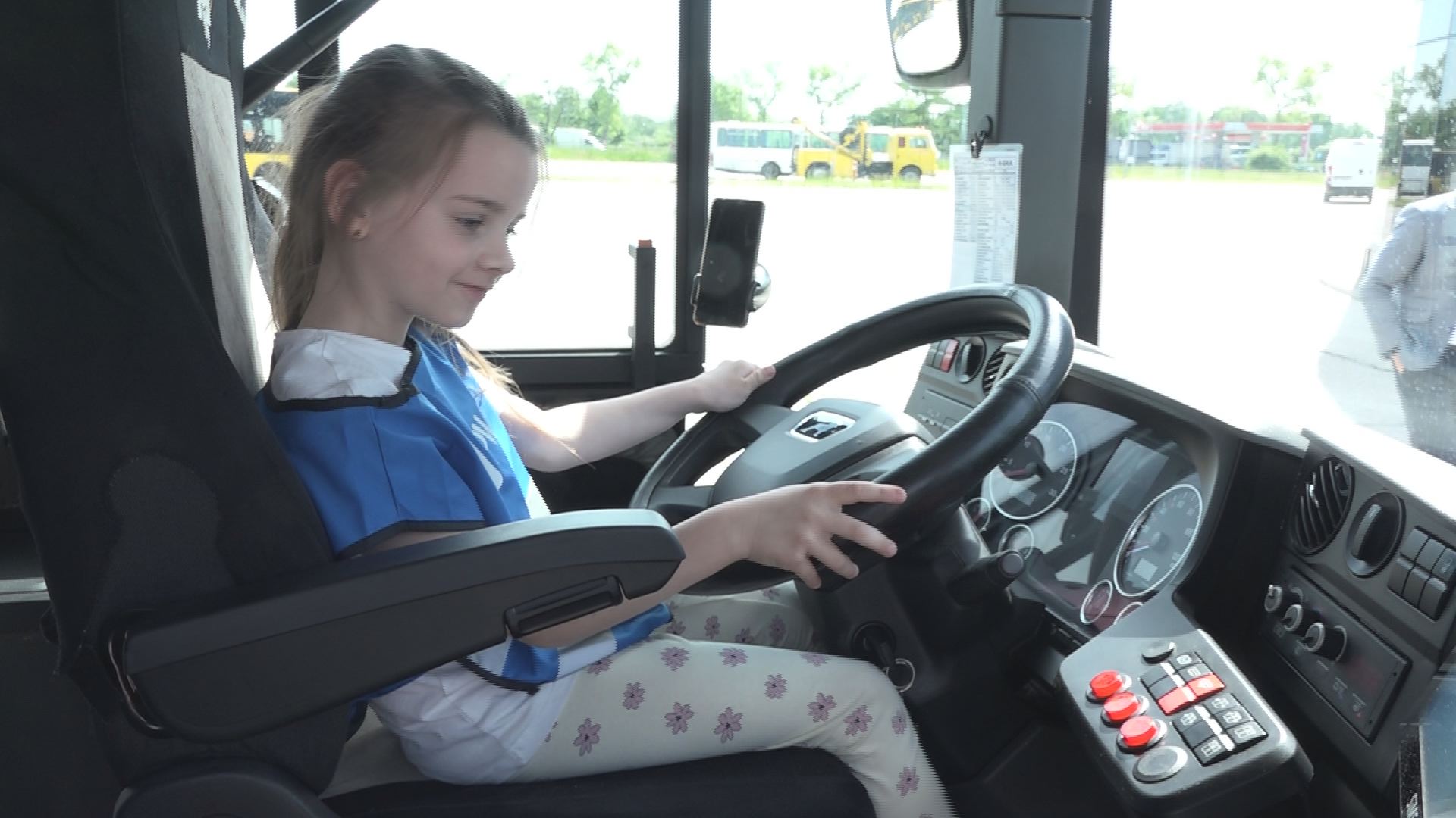 Dzieci za kierownicą miejskiego autobusu