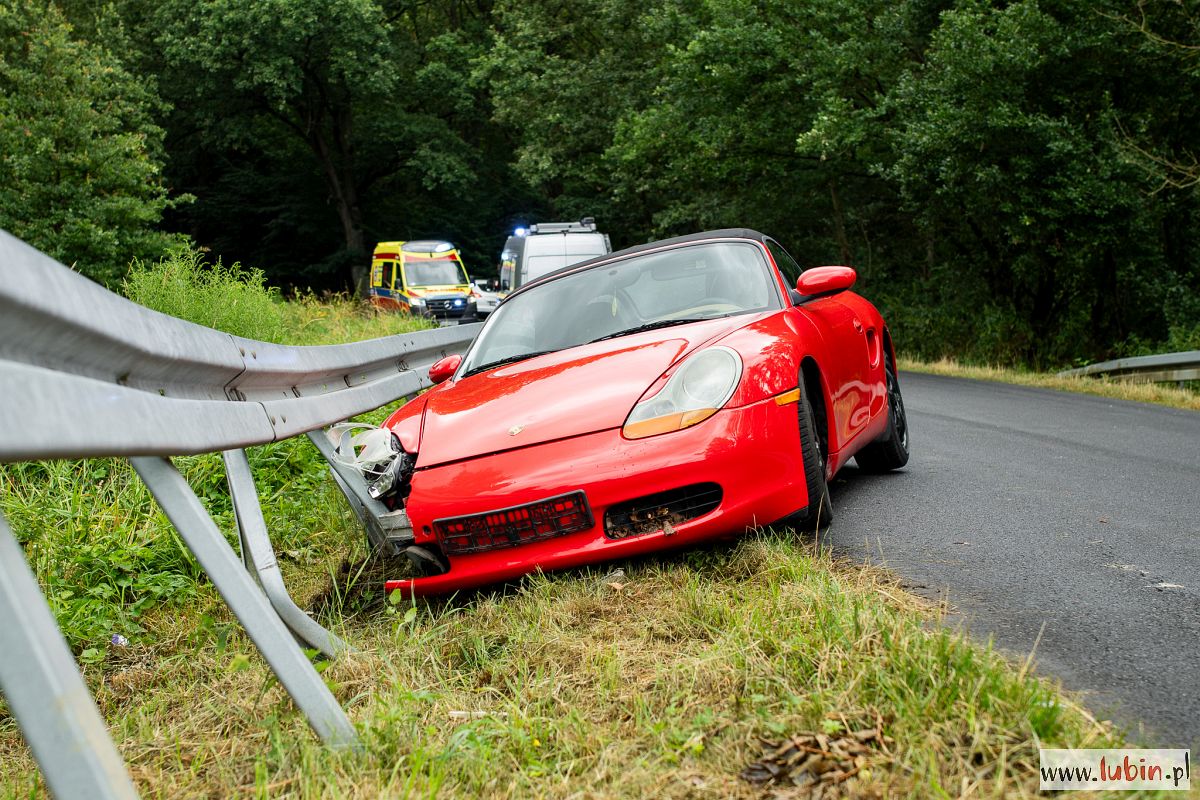 Porsche uderzyło w bariery ochronne