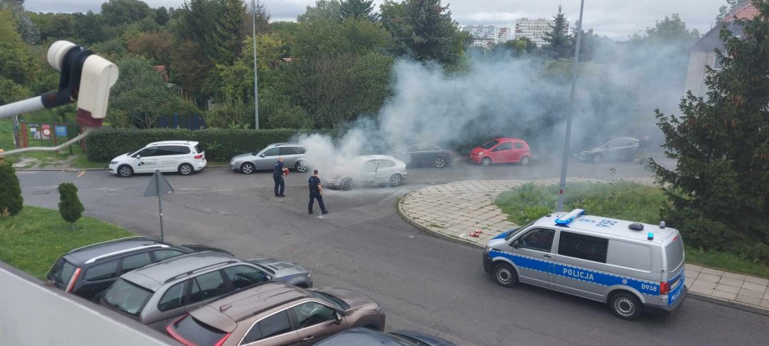 Zapaliła się komora silnika samochodu