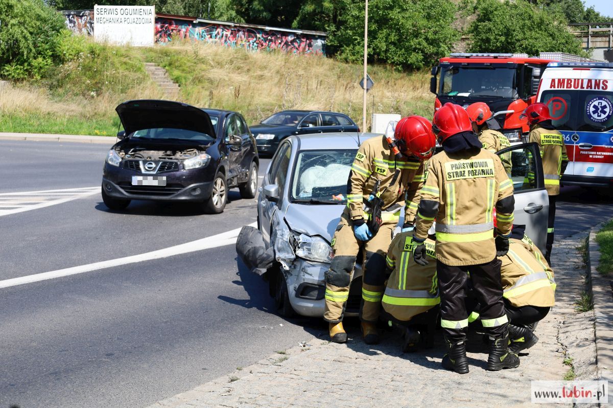 Kolizja na Hutniczej. Jedna jezdnia zablokowana [AKTUALIZACJA]