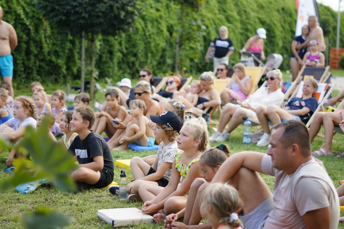 Teatralne widowisko nad basenem [GALERIA]