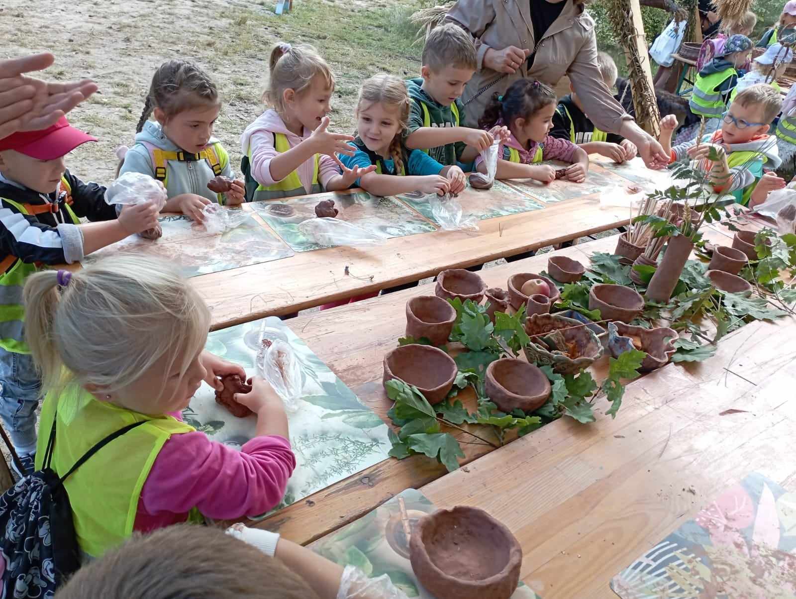 Przedszkolaki w odwiedzinach w muzeum 