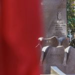 kwiaty pod pomnikiem, Legnica (54)