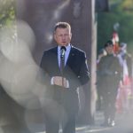 kwiaty pod pomnikiem, Legnica (7)