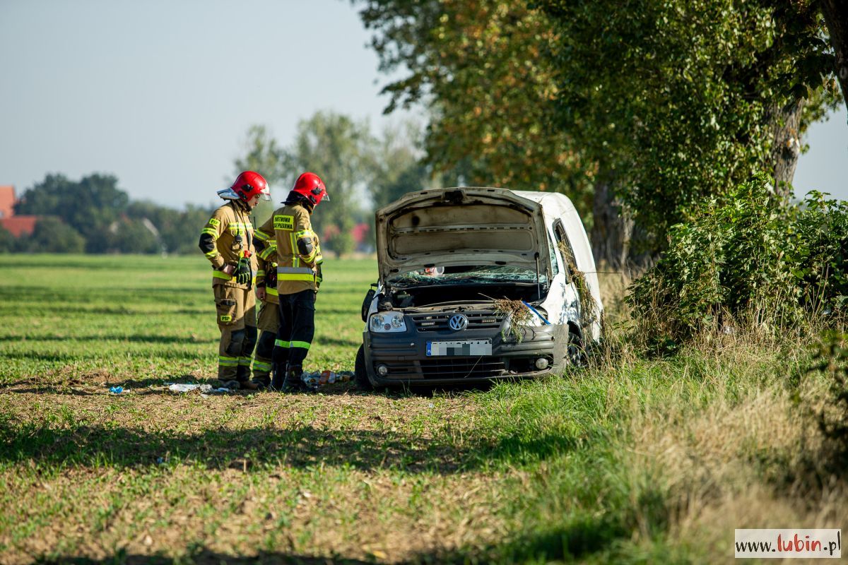 Podróż zakończyła w polu. 60-latka w ciężkim stanie